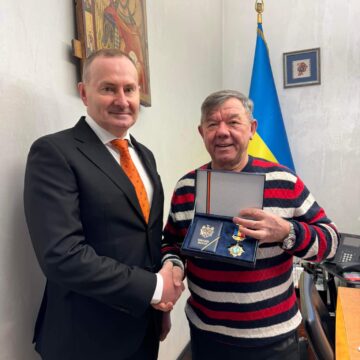 Микола Скрипковський відзначив співпрацю з GDIP Почесний консул Молдови у Хмельницькому Микола Скрипковський відзначив співпрацю з GDIP та вручив Орден Пошани Павлу Кривоносу