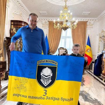З особистого instagram Миколи Скрипковського Почесний консул Микола Скрипковський привітав воїнів танкових військ України з професійним святом
