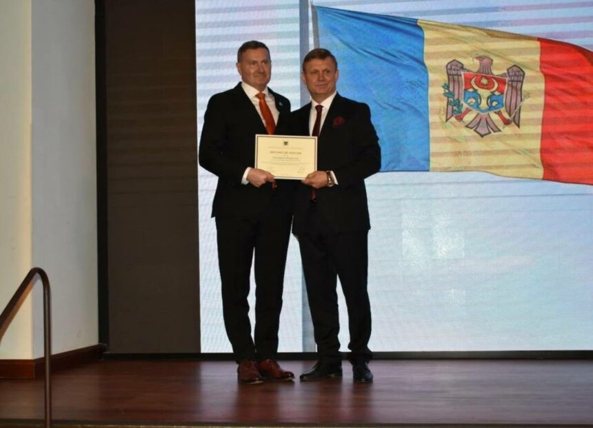 з особистого instagram Миколи Скрипковського Микола Скрипковський отримав почесну відзнаку з нагоди Дня Незалежності Республіки Молдова