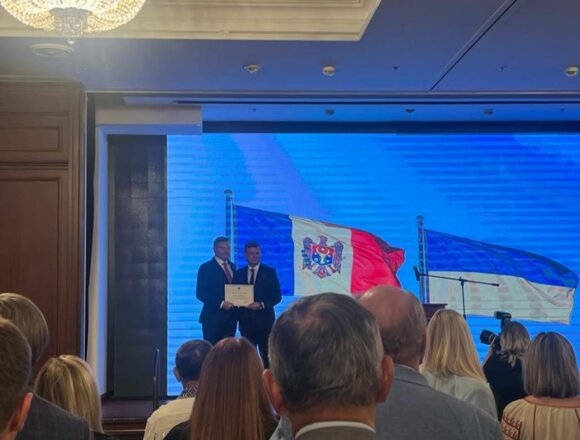 з особистого instagram Миколи Скрипковського Микола Скрипковський отримав почесну відзнаку з нагоди Дня Незалежності Республіки Молдова