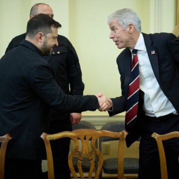 Президент України Володимир Зеленський та міністр енергетики США Кріс Райт 17 жовтня 2025 рік. Офіс президента України Зеленський обговорив із міністром енергетики США зміцнення української енергосистеми та спільні проєкти