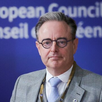 Прем'єр-міністр Бельгії Барт де Вевер прибуває на саміт лідерів Європейського Союзу в Брюсселі, Бельгія, 23 жовтня 2025 року. REUTERS/Yves Herman Брюссель вимагає колективної відповідальності за ризики у разі вилучення коштів РФ