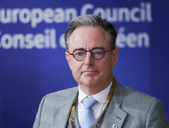 Прем'єр-міністр Бельгії Барт де Вевер прибуває на саміт лідерів Європейського Союзу в Брюсселі, Бельгія, 23 жовтня 2025 року. REUTERS/Yves Herman Брюссель вимагає колективної відповідальності за ризики у разі вилучення коштів РФ