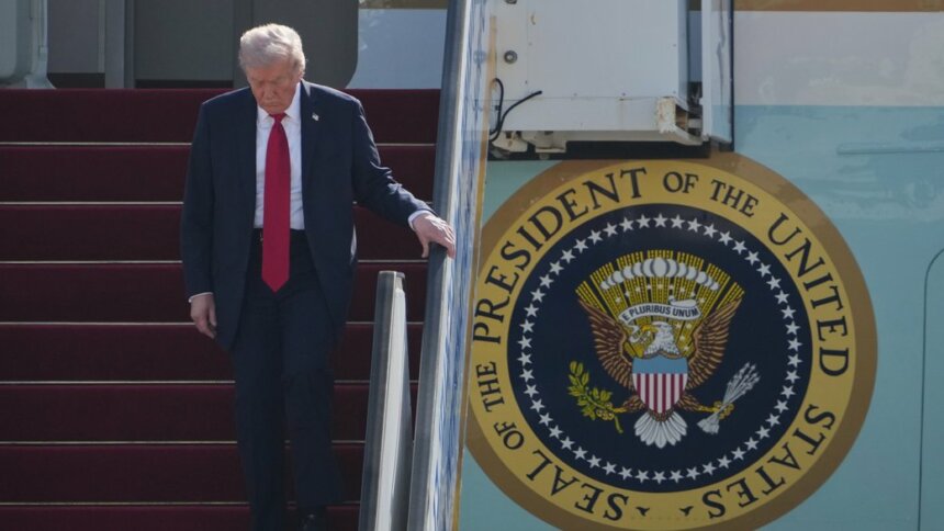 Президент Дональд Трамп прибуває на літаку Air Force One до аеропорту Бен-Гуріон поблизу Тель-Авіва, Ізраїль, 13 жовтня 2025 року. AP/Ariel Schalit Трамп прибув до Ізраїлю на тлі звільнення перших заручників ХАМАС
