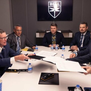 Заступник міністра економіки, довкілля та сільського господарства України Віталій Кіндратів (праворуч) та виконавчий віцепрезидент компанії Bell Textron Inc зі стратегічних цілей Джеффрі Шльоссер (ліворуч) під час підписання меморандуму про взаєморозуміння щодо розвитку промислової співпраці у сфері авіаційних технологій . Міністро економіки, довкілля та сільського господарства України Україна та Bell Textron Inc підписали меморандум про співпрацю у сфері авіаційних технологій