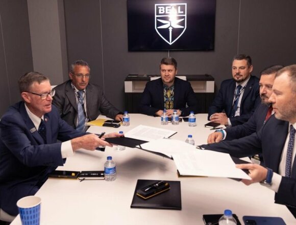 Заступник міністра економіки, довкілля та сільського господарства України Віталій Кіндратів (праворуч) та виконавчий віцепрезидент компанії Bell Textron Inc зі стратегічних цілей Джеффрі Шльоссер (ліворуч) під час підписання меморандуму про взаєморозуміння щодо розвитку промислової співпраці у сфері авіаційних технологій . Міністро економіки, довкілля та сільського господарства України Україна та Bell Textron Inc підписали меморандум про співпрацю у сфері авіаційних технологій