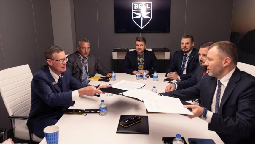 Заступник міністра економіки, довкілля та сільського господарства України Віталій Кіндратів (праворуч) та виконавчий віцепрезидент компанії Bell Textron Inc зі стратегічних цілей Джеффрі Шльоссер (ліворуч) під час підписання меморандуму про взаєморозуміння щодо розвитку промислової співпраці у сфері авіаційних технологій . Міністро економіки, довкілля та сільського господарства України Україна та Bell Textron Inc підписали меморандум про співпрацю у сфері авіаційних технологій