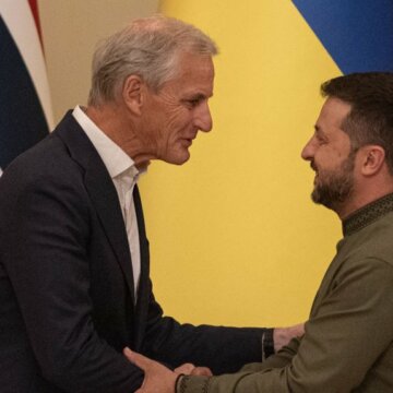 Прем'єр-міністр Норвегії Йонас Гар Стере та президент України Володимир Зеленський в Києві, Україна, 24 серпня 2023 року. Getty Images/Alexey Furman Зеленський прибув до Норвегії на переговори з прем’єр-міністром Йонасом Гаром Стере