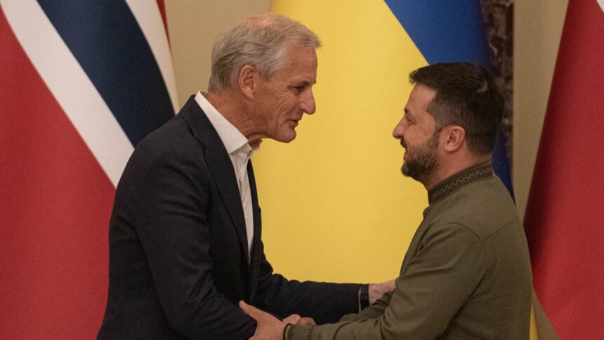 Прем'єр-міністр Норвегії Йонас Гар Стере та президент України Володимир Зеленський в Києві, Україна, 24 серпня 2023 року. Getty Images/Alexey Furman Зеленський прибув до Норвегії на переговори з прем’єр-міністром Йонасом Гаром Стере