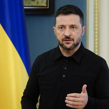 Президент України Володимир Зеленський під час спілкування з журналістами в Києві, 27 вересня 2025 року. Getty Images/Vitalii Nosach/Global Images Ukraine Зеленський обговорив із Raytheon і Lockheed Martin посилення ППО України та спільне виробництво