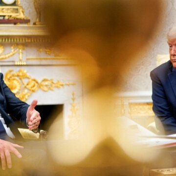 Президент США Дональд Трамп зустрічається з генеральним секретарем НАТО Марком Рютте в Овальному кабінеті Білого дому у Вашингтоні, округ Колумбія, США, 14 липня 2025 року. REUTERS/Nathan Howard Генсек НАТО Марк Рютте відвідає Вашингтон для переговорів із Трампом