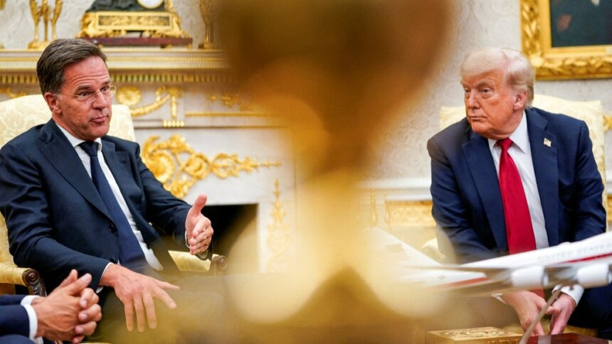 Президент США Дональд Трамп зустрічається з генеральним секретарем НАТО Марком Рютте в Овальному кабінеті Білого дому у Вашингтоні, округ Колумбія, США, 14 липня 2025 року. REUTERS/Nathan Howard Генсек НАТО Марк Рютте відвідає Вашингтон для переговорів із Трампом