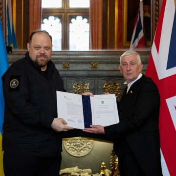 Спікера Верховної Ради Руслан Стефанчук передав спікеру Палати громад британського парламенту Ліндсі Гойл угоду про сторічне партнерство. Руслан Стефанчук / Facebook Угода про сторічне партнерство між Україною та Великою Британією набула чинності
