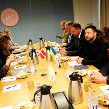 Прем'єр-міністерка Данії Метте Фредеріксен зустрілася з президентом України Володимиром Зеленським у день засідання Європейської політичної спільноти в Копенгагені, Данія, 2 жовтня 2025 року Зеленський прибув до Копенгагена на саміт Європейської політичної спільноти