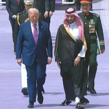 Президент США Дональд Трамп і спадкоємний принц Саудівської Аравії Мохаммед бін Салман в міжнародному аеропорту імені короля Халіда в Ер-Ріяді, Саудівська Аравія, 13 травня 2025 року, на скріншоті, отриманому з роздаткового відео. REUTERS/Саудівське телебачення /Роздатковий матеріал Саудівська Аравія веде переговори з Трампом щодо оборонного пакту