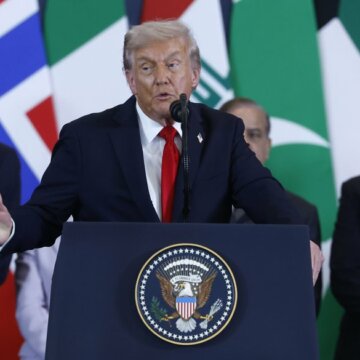 Президент США Дональд Трамп виступає на міжнародному мирному саміті в Шарм-ель-Шейху, Єгипет, 13 жовтня 2025 року. Getty Images/Chip Somodevilla Трамп вірить в перемогу Орбана на парламентських виборах