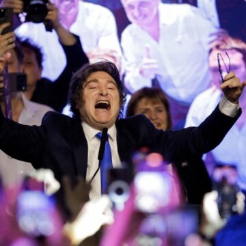 Президент Аргентини Хав'єр Мілей святкує перемогу своєї партії La Libertad Avanza на проміжних виборах, Буенос-Айрес, Аргентина, 26 жовтня 2025 року. REUTERS/Cristina Sille Партія президента Аргентини Хав’єра Мілея перемогла на парламентських виборах