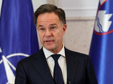 Генеральний секретар НАТО Марк Рютте виступає на пресконференції під час свого візиту у Брдо-при-Краню, Словенія, 13 жовтня 2025 року. REUTERS/Borut Zivulovic Парламентська асамблея НАТО закликала союзників дати Україні зброю дальньої дії та дозволити бити по РФ
