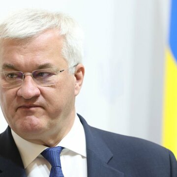 Міністр закордонних справ України Андрій Сибіга під час пресконференції в Києві, 30 квітня 2025 року. Getty Images/Viktor Kovalchuk/Global Images Ukraine Сибіга закликав міжнародних партнерів до рішучої реакції на масований удар РФ
