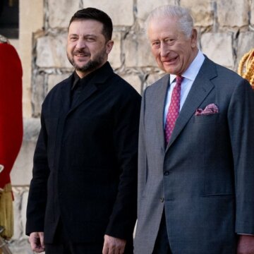 Президент України Володимир Зеленський із королем Сполученого Королівства Великої Британії та Північної Ірландії Чарльзом III у Віндзорському замку, Велика Британія, 24 жовтня 2025 року. Getty Images/AFP/Aaron Chown Президент Зеленський прибув до Віндзора на аудієнцію з королем Чарльзом ІІІ
