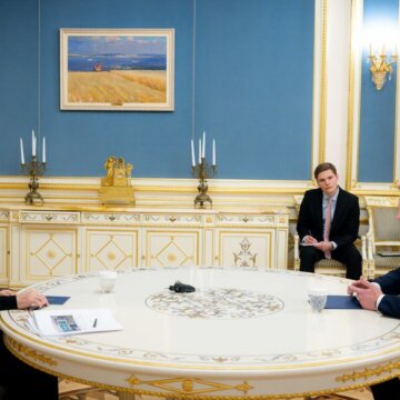 Президент України Володимир Зеленський під час зустрічі з міністром Сухопутних військ США Деніелом Дрісколлом, 20 листопада 2025 року. Офіс президента України Зеленський та міністр армії США узгодили роботу над мирним планом