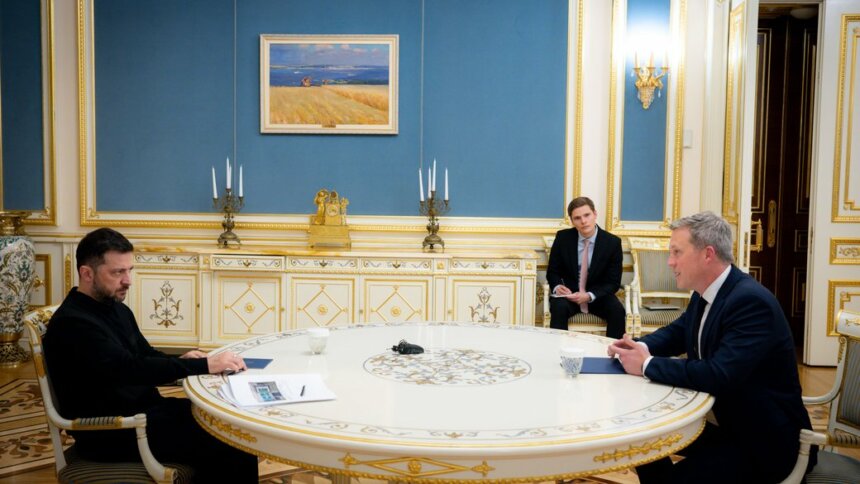 Президент України Володимир Зеленський під час зустрічі з міністром Сухопутних військ США Деніелом Дрісколлом, 20 листопада 2025 року. Офіс президента України Зеленський та міністр армії США узгодили роботу над мирним планом