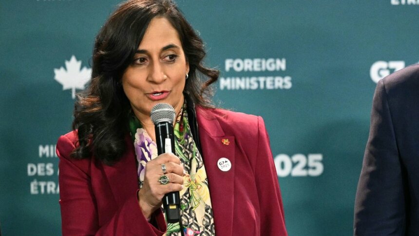 Міністерка закордонних справ Канади Аніта Ананд робить кілька заяв перед тим, як позувати для спільного фото під час зустрічі міністрів закордонних справ G7 у курортному готелі White Oaks, Онтаріо, Канада, 11 листопада 2025 року. AP/Mandel Ngan Підтримка України стане однією з ключових тем зустрічі G7