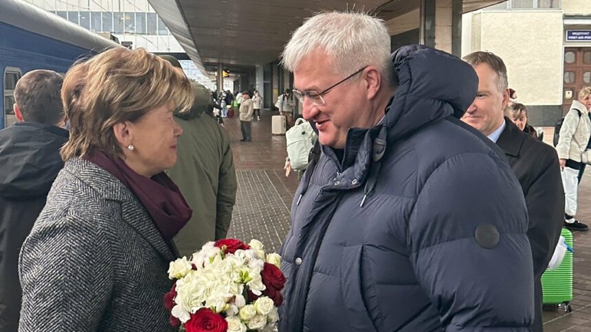 Міністр закордонних справ України Андрій Сибіга зустрічає свою латвійську колегу Байбу Браже на залізничному вокзалі в Києві, 26 листопада 2025 року. Х / Baiba Braže Міністерка закордонних справ Латвії прибула до Києва з офіційним візитом