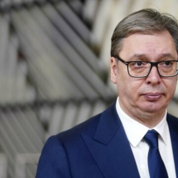Президент Сербії Александар Вучич спілкується із журналістами перед самітом ЄС — Західні Балкани, в Брюсселі, Бельгія, 18 грудня 2024 року. Getty Images/Pier Marco Tacca Президент Сербії запропонував ЄС угоду на постачання боєприпасів