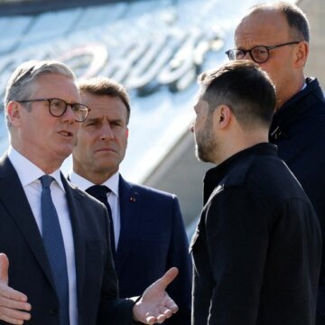 Прем'єр-міністр Великої Британії Кір Стармер з президентом Франції Емманюелем Макроном, президентом України Володимиром Зеленським та канцлером Німеччини Фрідріхом Мерцем на Майдані Незалежності в Києві, 10 травня 2025 року. REUTERS/LUDOVIC MARIN/Pool Зеленський веде переговори з Макроном, Стармером і Мерцом