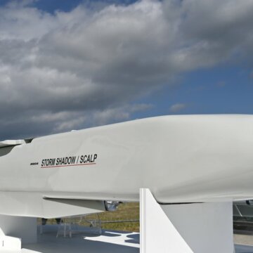 Storm Shadow у виставковій залі MBDA під час Міжнародного авіакосмічного салону Farnborough International Airshow 2024 у Міжнародному виставковому і конференц-центрі Фарнборо 22 липня 2024 року у Фарнборо, Англія. Getty Images/John Keeble Великобританія передала Україні ракети Storm Shadow напередодні зими