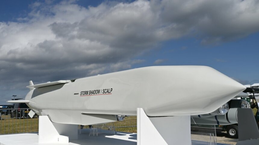 Storm Shadow у виставковій залі MBDA під час Міжнародного авіакосмічного салону Farnborough International Airshow 2024 у Міжнародному виставковому і конференц-центрі Фарнборо 22 липня 2024 року у Фарнборо, Англія. Getty Images/John Keeble Великобританія передала Україні ракети Storm Shadow напередодні зими