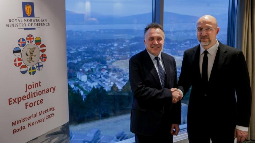 Міністр оборони Норвегії Туре О. Сандвік (ліворуч) під час зустрічі зі своїм українським колегою Денисом Шмигалем (праворуч), Норвегія, 4 листопада 2025 року. Telegram / Денис Шмигаль Норвегія анонсувала $7 млрд допомоги Україні