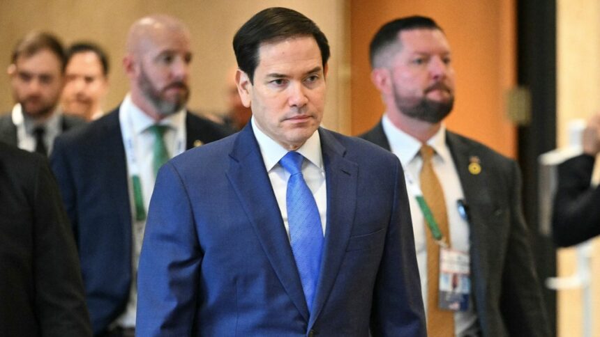 Державний секретар США Марко Рубіо прибуває на саміт G7, присвячену Україні та оборонному співробітництву, під час зустрічі міністрів закордонних справ G7 у Ніагарі-на-Лейк, Канада, 12 листопада 2025 року. REUTERS/MANDEL NGAN США боротимуться з “тіньовим флотом” Росії