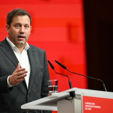 Міністр фінансів і віцеканцлер Німеччини Ларс Клінгбайл виголошує промову на з'їзді Профспілки гірничодобувної, хімічної та енергетичної промисловості (IGBCE) у Конгрес-центрі Ганновера, Нижня Саксонія, 22 жовтня 2025 року. Getty Images/Shireen Broszies/picture alliance Віцеканцлер Німеччини закликав повністю заборонити імпорт російської сталі