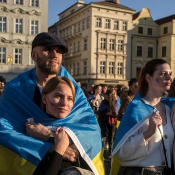 Люди дивляться трансляцію міжнародного благодійного концерту "Врятуй Україну – Зупини війну" у Празі, Чехія, 27 березня 2022 року. Getty Images/Michal Cizek/AFP У Празі відкриють Український Центр єдності