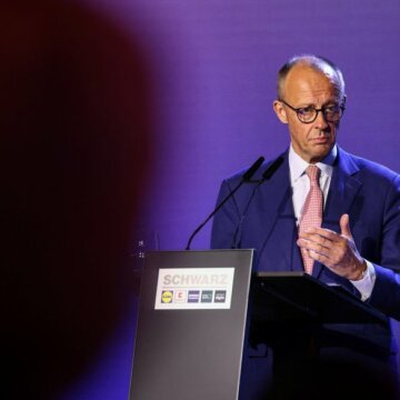 Канцлер Німеччини Фрідріх Мерц виступає на Шварцькому екосистемному саміті у Берліні, Німеччина, 26 вересня 2025 року. REUTERS/Liesa Johannssen Берлін і Париж проти повернення РФ до G8