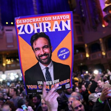 Прихильники відвідують передвиборчу вечірку кандидата в мери Нью-Йорка від Демократичної партії Зохрана Мамдані у театрі Brooklyn Paramount 4 листопада 2025 року в районі Бруклін, Нью-Йорк. Getty Images/Michael M. Santiago Демократи тріумфують на перших виборах після повернення Трампа