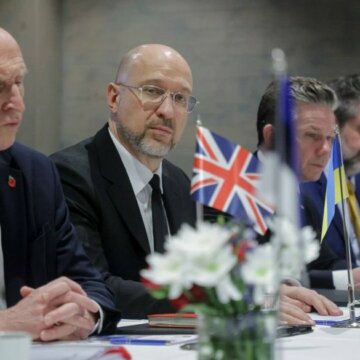 Міністр оборони України Денис Шмигаль (по центру) на засіданні міністрів оборони країн-членів JEF, листопад 2025 року. Х/Denys Shmyhal Україна отримала статус “Розширеного партнера” в коаліції JEF