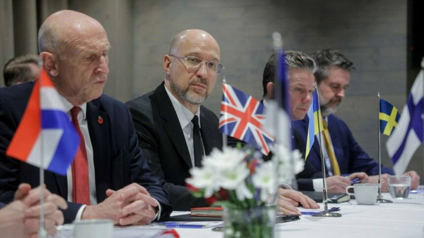 Міністр оборони України Денис Шмигаль (по центру) на засіданні міністрів оборони країн-членів JEF, листопад 2025 року. Х/Denys Shmyhal Україна отримала статус “Розширеного партнера” в коаліції JEF