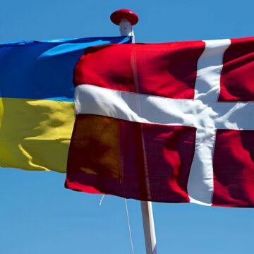 Прапори України та Данії Данія оголосила 28-й пакет військової допомоги Україні на 217 мільйонів доларів