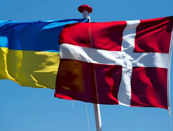 Прапори України та Данії Данія оголосила 28-й пакет військової допомоги Україні на 217 мільйонів доларів