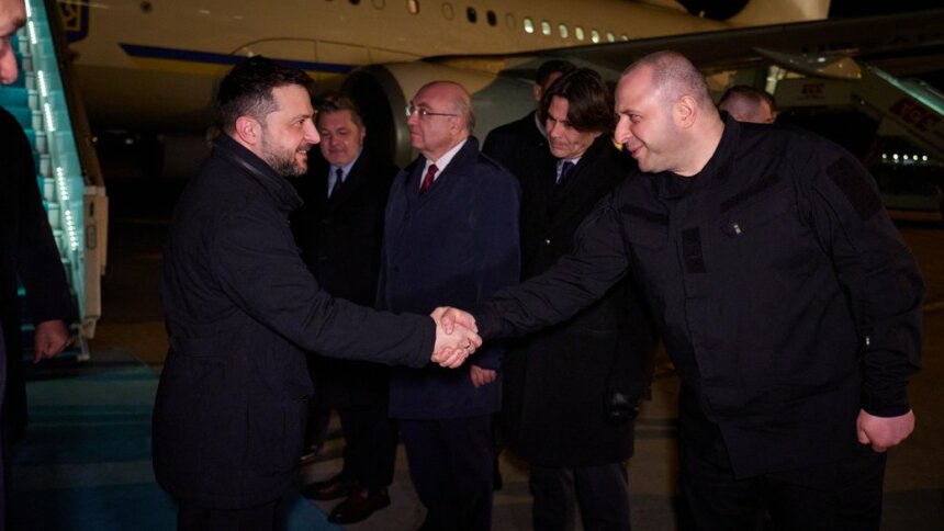 Секретар Ради національної безпеки й оборони Рустем Умєров зустрічає президента України Володимира Зеленського біля трапу літака, Туреччина, листопад 2025 року. Офіс президента України Зеленський прибув до Туреччини задля перемовин з Ердоганом