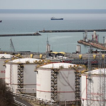 Резервуари для зберігання нафти стоять на нафтопереробному заводі "РН-Туапсинський", що належить компанії "Роснєфть", а танкери відпливають за межі заводу в Туапсе. Росія, 23 березня 2020 року. Getty Images/Bloomberg/Andrey Rudakov Турецькі НПЗ скорочують закупівлі російської нафти через санкції США