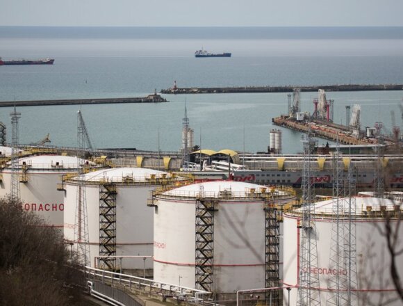 Резервуари для зберігання нафти стоять на нафтопереробному заводі "РН-Туапсинський", що належить компанії "Роснєфть", а танкери відпливають за межі заводу в Туапсе. Росія, 23 березня 2020 року. Getty Images/Bloomberg/Andrey Rudakov Турецькі НПЗ скорочують закупівлі російської нафти через санкції США