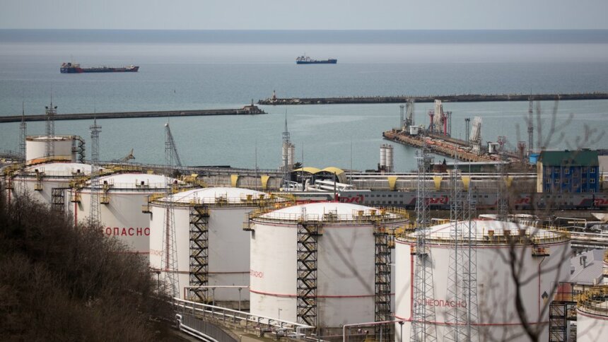 Резервуари для зберігання нафти стоять на нафтопереробному заводі "РН-Туапсинський", що належить компанії "Роснєфть", а танкери відпливають за межі заводу в Туапсе. Росія, 23 березня 2020 року. Getty Images/Bloomberg/Andrey Rudakov Турецькі НПЗ скорочують закупівлі російської нафти через санкції США