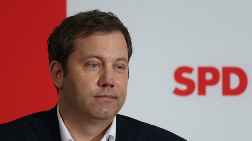 Ларс Клінгбайль під час пресконференції у Берліні, Німеччина, 3 березня 2025 року. Getty Images/Sean Gallup Віцеканцлер Німеччини вирушає до Китаю для перемовин про ризики в торгівлі і війну в Україні