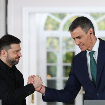 Прем'єр-міністр Іспанії Педро Санчес та президент України Володимир Зеленський потиснули один одному руки під час прес-конференції в палаці Монклоа в Мадриді, Іспанія, 18 листопада 2025 року. REUTERS/Violeta Santos Moura Іспанія оголосила про масштабну підтримку критичної інфраструктури України