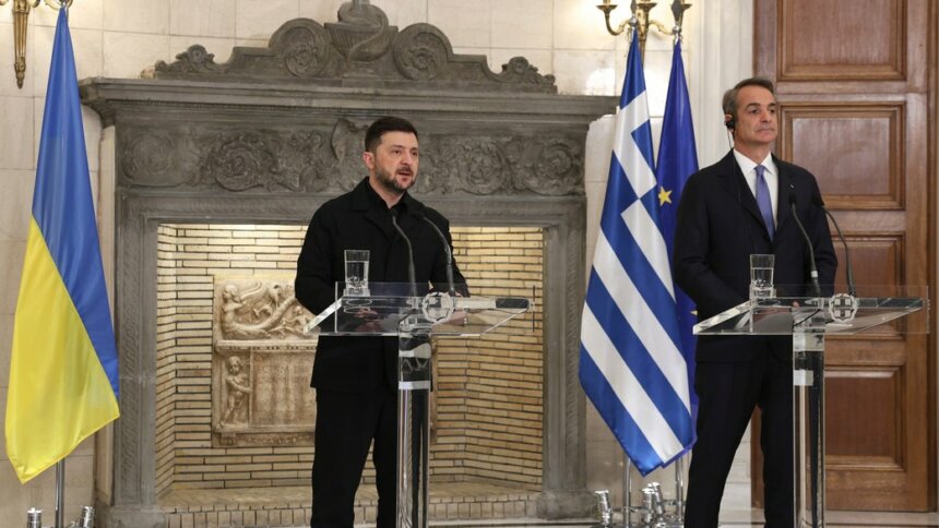 Прем'єр-міністр Греції Кіріакос Міцотакіс (праворуч) та президент України Володимир Зеленський роблять заяви для медіа в особняку Максимос в Афінах, Греція, 16 листопада 2025 року. AP/Yorgos Karahalis Греція та Україна обговорили спільне виробництво зброї й відбудову