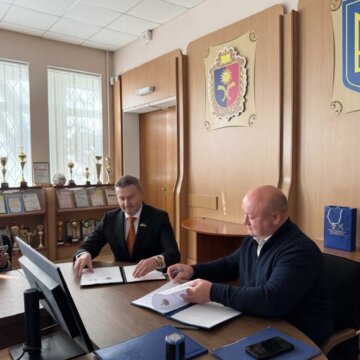 Почесне консульство Республіки Молдова в місті Хмельницькому та ХУУП ім. Леоніда Юзькова підписали меморандум про співпрацю Почесне консульство Республіки Молдова в місті Хмельницькому та ХУУП ім. Леоніда Юзькова підписали меморандум про співпрацю